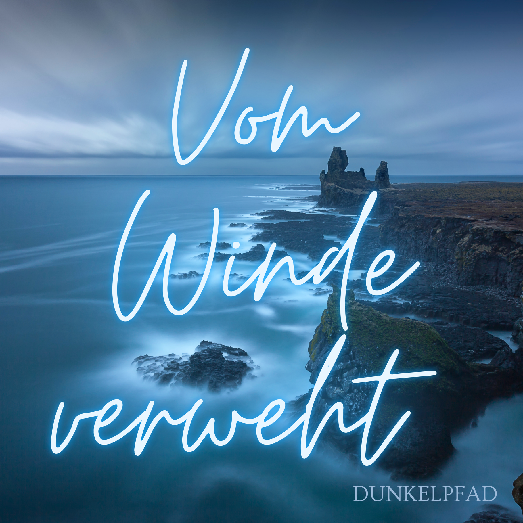 Cover der Single 'Vom Winde verweht' - Eine mystische Küstenlandschaft mit Felsen und Meer in blauen Tönen